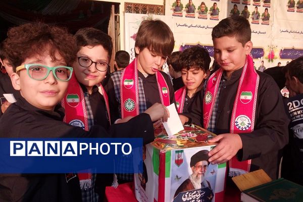 جوانه های دموکراسی در قدس؛شور وهیجان دانش آموزان قدس در انتخابات شورای دانش آموزی