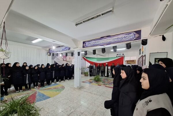 نواخته شدن زنگ کتاب و کتابخوانی در دبیرستان سمیه نوخندان
