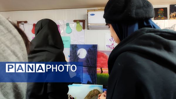 نمایشگاه هنری دانش آموزان در دبیرستان مهردخت 
