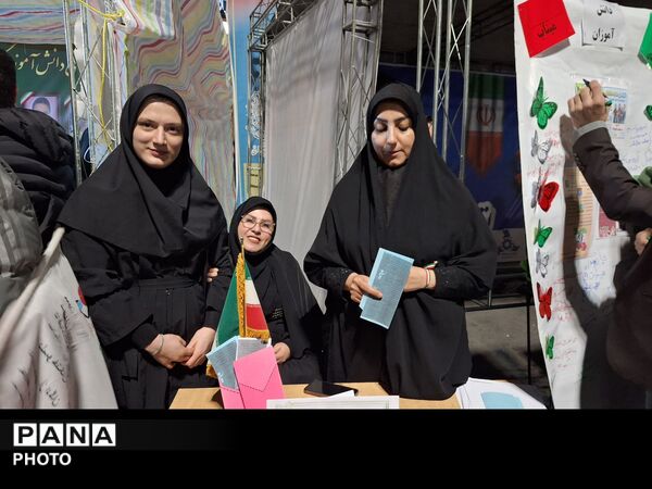 دیوار آرزوها با دلنوشته‌های آرمانی دانش‌آموزان 