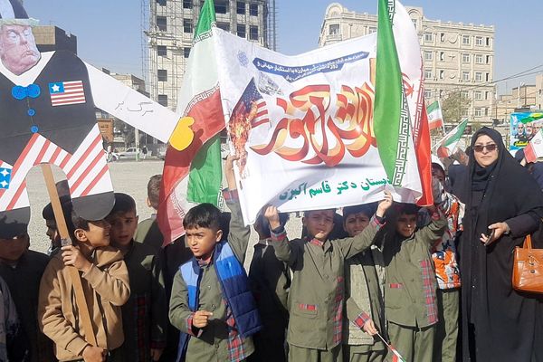حضور پرشور دانش‌آموزان در راهپیمایی ۱۳آبان منطقه کهریزک 