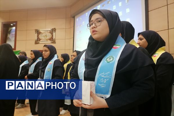 تقدیر از دانش‌آموز خبرنگاران فعال ناحیه 2 مشهد