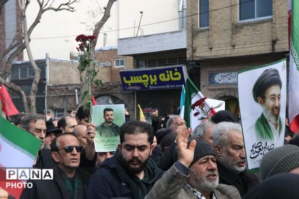  حلما با عروسک‌ها سوگ خانواده شهیدش را در آغوش کشید