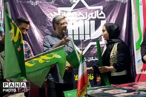 از فروش کتاب تا بیعت با رهبری؛ روایت موکب خانه نخبگان شهرستان دماوند در تجمعات شبانه رودهن