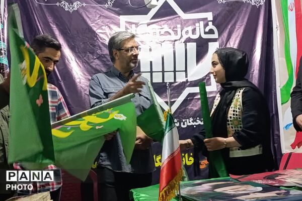 از فروش کتاب تا بیعت با رهبری؛ روایت موکب خانه نخبگان شهرستان دماوند در تجمعات شبانه رودهن