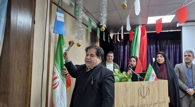 نواخته شدن زنگ انقلاب در مدرسه شاهد اشرفی اصفهانی همزمان با چهل‌وهفتمین سالگرد پیروزی 