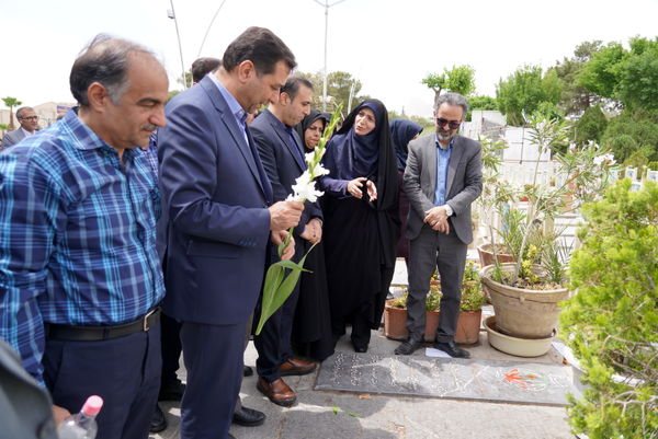 مراسم عطرافشانی قبور مطهر شهدا باحضور مدیرکل آموزش‌وپرورش استان اصفهان