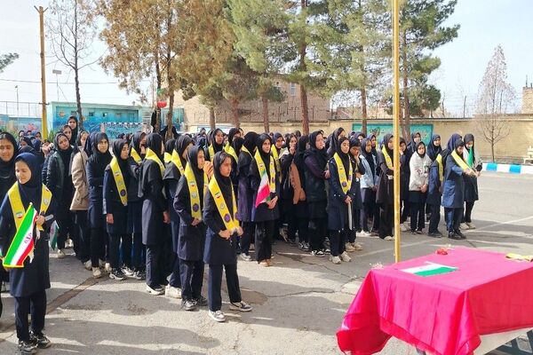 گلبانگ زنگ چهل و هفتمین پیروزی انقلاب اسلامی در مدرسه شهید مجید دهنوی 