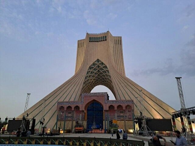 سازه احداثی در برج آزادی مورد تایید میراث فرهنگی نیست