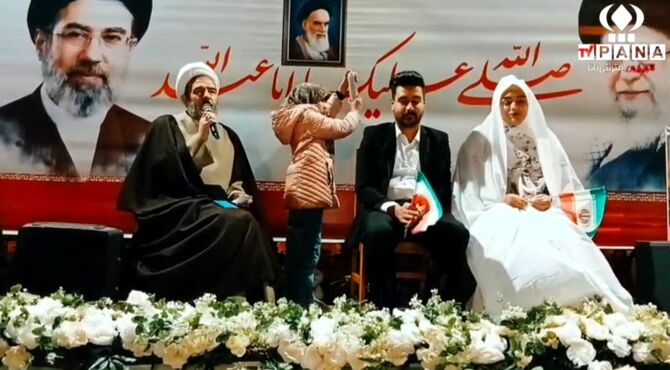 آغاز زندگی مشترک در میان اجتماع مردمی