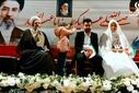 آغاز زندگی مشترک در میان اجتماع مردمی