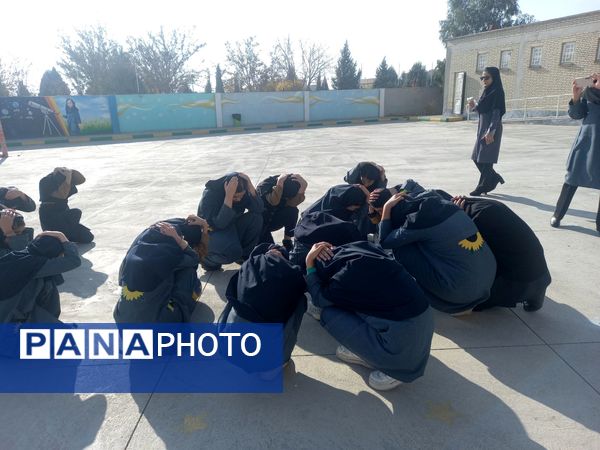 اجرای مانور زلزله در دبستان فرهنگ فرازمند