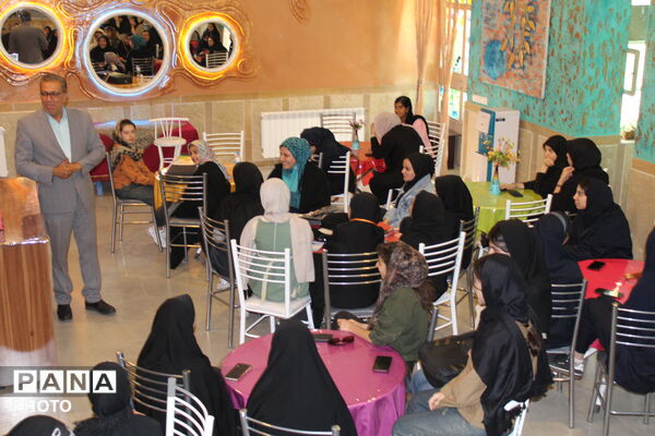 تجلیل از خبرنگاران پانادر کافه دخترانه کانون امام خمینی (ره)