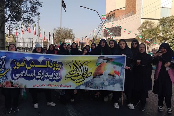 اجتماع عظیم دانش آموزان ناحیه دو شهرری به مناسبت یوم الله ۱۳ آبان در میدان نماز