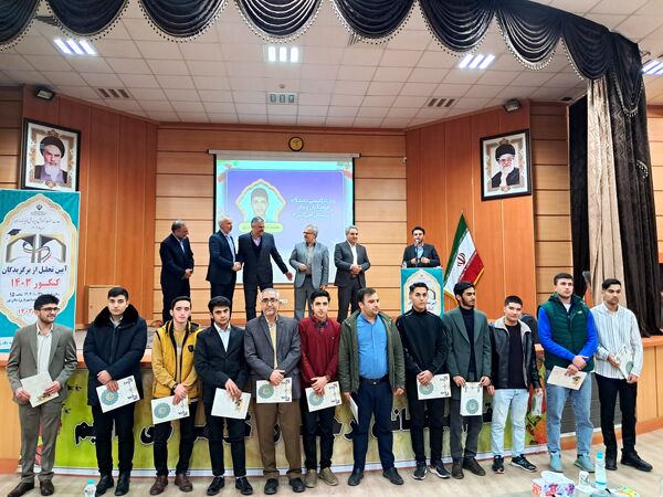 آیین تجلیل از رتبه‌برترهای کنکور ۱۴۰۳ اداره آموزش و پرورش ناحیه یک زنجان