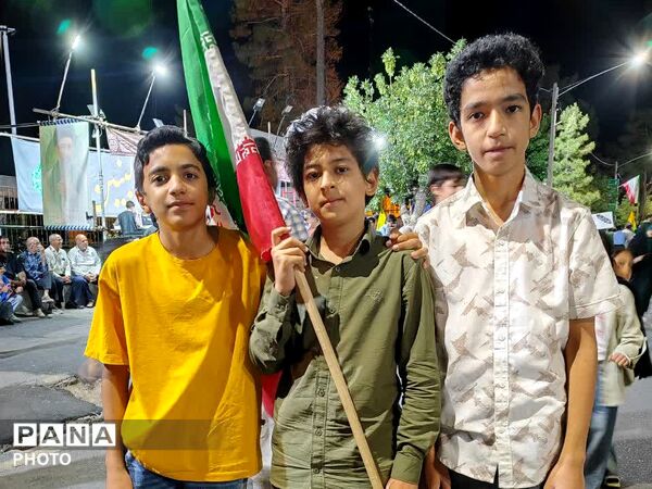 حضور  نوجوانان علم به دست در میدان خیابان کاشمر