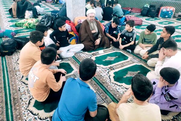 اعتکاف دانش آموزی در مسجد حضرت ابوالفضل قیامدشت