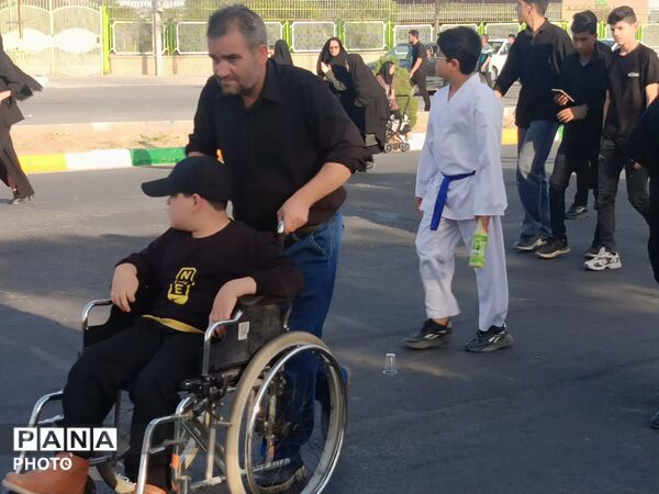 مشقِ عشق با پاهای کوچک روایت زائران خردسال کاشمر