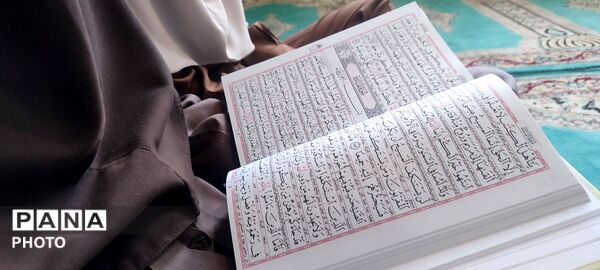نماز و محفل اُنس با قرآن در مدرسه دخترانه فروغ فین