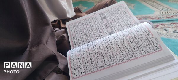 نماز و محفل اُنس با قرآن در مدرسه دخترانه فروغ فین