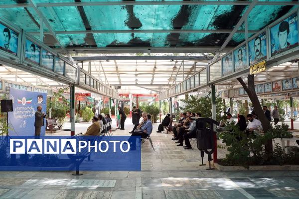 آیین غبارروبی مزار شهدا با حضور اصحاب رسانه در قم