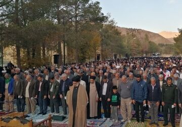 دستهای مردم آباده برای طلب باران به آسمان بلند شد
