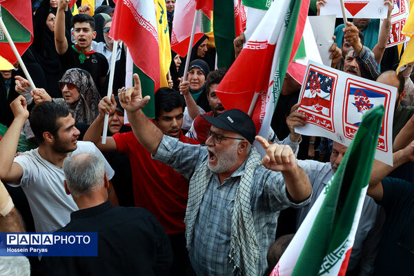 تجمع مردمی بشارت فتح در میدان انقلاب