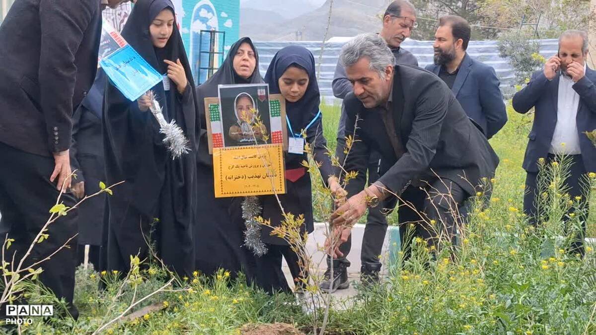 پویش کاشت نهال امید به یاد رهبر شهید و دانش‌آموزان میناب در دبستان دخترانه تهذیب ناحیه یک کرج