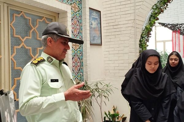 برگزاری نمایشگاه شناخت خطرات و آسیب های جامعه به مناسبت هفته نیروی انتظامی در دبیرستان صدیقه طاهره ناحیه یک شهرری