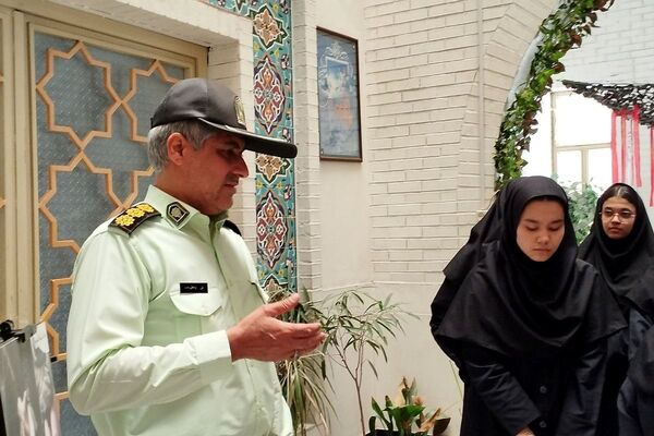 برگزاری نمایشگاه شناخت خطرات و آسیب های جامعه به مناسبت هفته نیروی انتظامی در دبیرستان صدیقه طاهره ناحیه یک شهرری