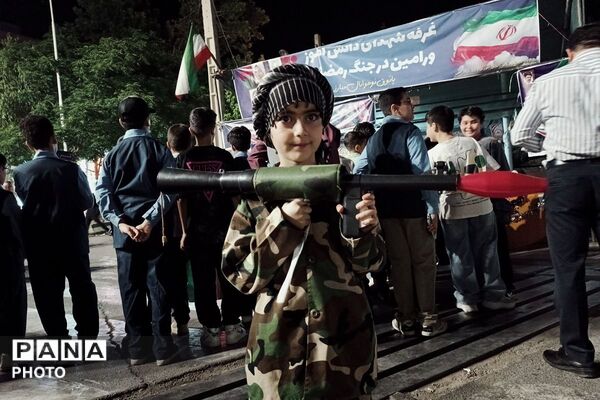 اجتماع پرشور دانش‌آموزان دبستان پسرانه توحید در غرفه شهدای دانش آموز ورامین 