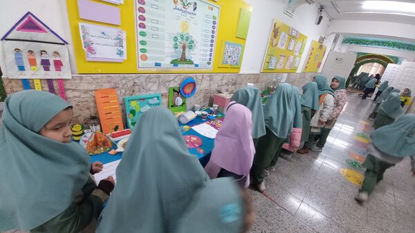 نمایشگاه هفته پژوهش در دبستان شاهد تحقیقی ناحیه ۶