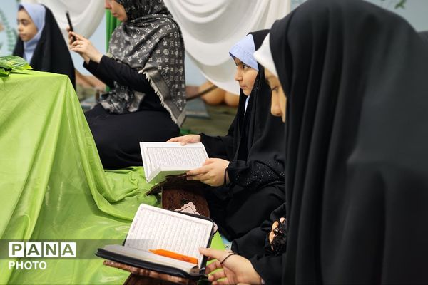 محفل نورانی انس با قرآن کریم در دبستان حکمت نبوی ناحیه دو شهرری 