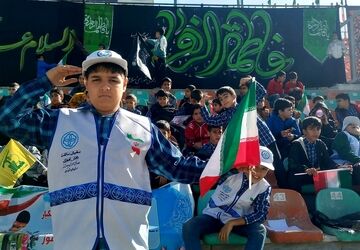 روایت شور پرچم های ایران در جشن روز دانش آموز شهرستان قدس در ورزشگاه 