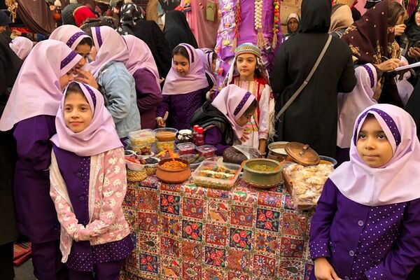 برگزاری بازارچه همدلی با کودکان غزه در دبستان آزاده ناحیه دو شهرری 