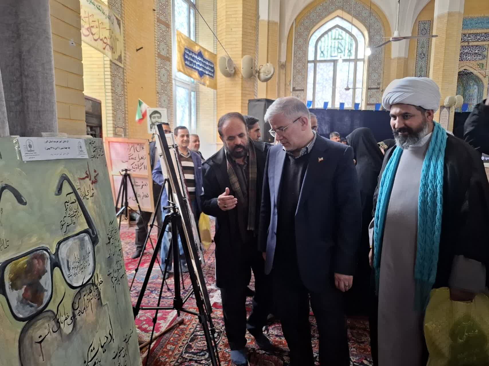  بازدید مسئولان استان البرز از نمایشگاه آثار هنری دانش‌آموزان «چله جهاد تبیین» در مصلی کرج 