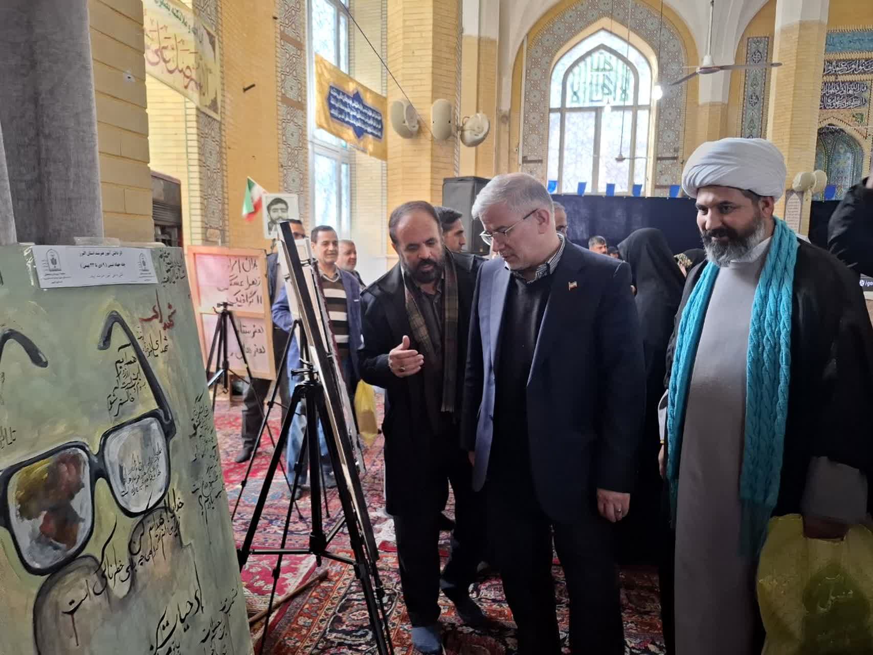  بازدید مسئولان استان البرز از نمایشگاه آثار هنری دانش‌آموزان «چله جهاد تبیین» در مصلی کرج 