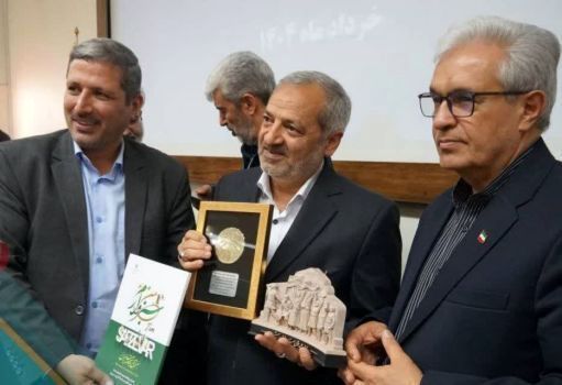 تحفه ای ویژه از دیار سربداران به وزیر آموزش و پرورش