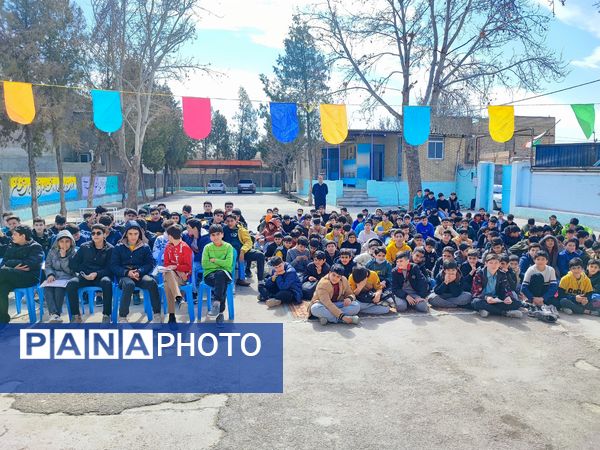 تقدیر از دانش‌آموزان برتر دبیرستان پژوهش آشخانه 