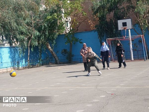 جشن همدلی در دبیرستان پونه رونقی منطقه ۱۵