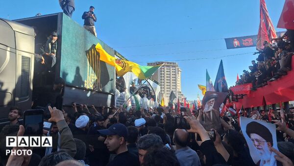 بدرقه ابدی در پناه خورشید؛ وداع اشک‌بار مشهدی‌ها با پیکر رهبر شهید