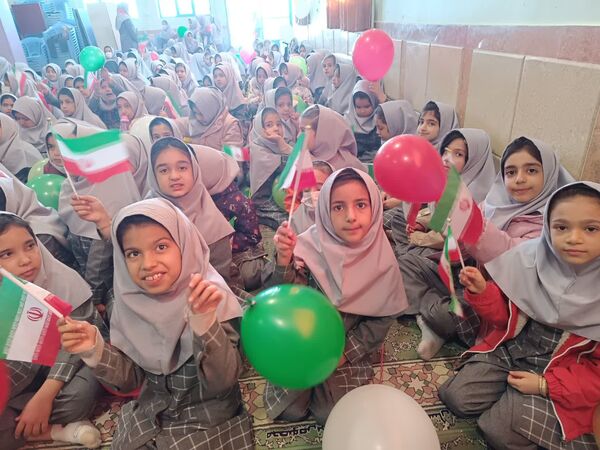 برنامه های فجر انقلاب در آموزشگاه بنیاد۱۵ خرداد ابرکوه