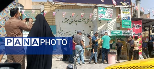 توزیع شربت و شیرینی به مناسبت میلاد پیامبر اسلام (ص) 