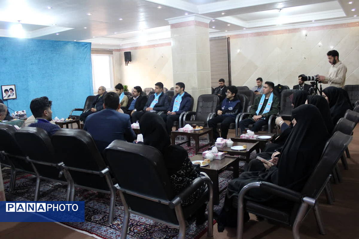 دیدار مربیان و اعضای منتخب سازمان دانش‌آموزی سمنان با نماینده ولی‌فقیه در استان 