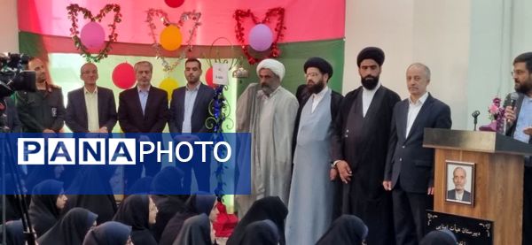 برگزاری جشن عاطفه‌ها در دبیرستان دخترانه لاجوردی کاشان 