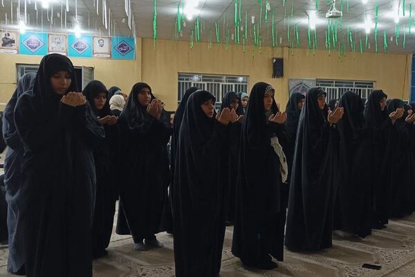 برپایی اولین نماز جماعت در اردوی راهیان نور دانش‌آموزان دختر شهرری