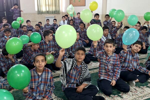 آرزوی فرج و سلامتی صاحب الزمان (عج) با دست‌های کوچک دانش‌آموزان شیرازی
