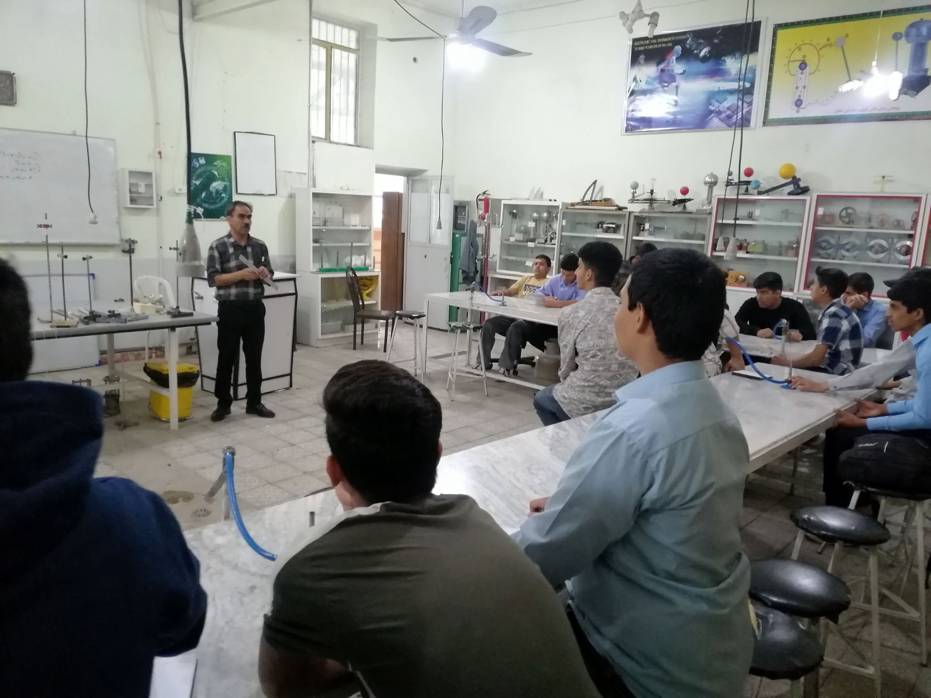 حضور دانش‌آموزان دبیرستان نمونه دانش در پژوهشسرا جابربن‌حیان