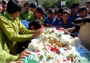 حضور سرزده شهید گمنام در دبیرستان شاهد حاج مصلحیان کازرون 