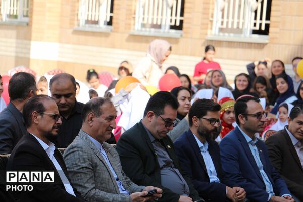 جشن شکوفه‌ها در بجنورد با نواخته‌شدن زنگ مهر و آغاز سال تحصیلی کلاس اولی‌ها